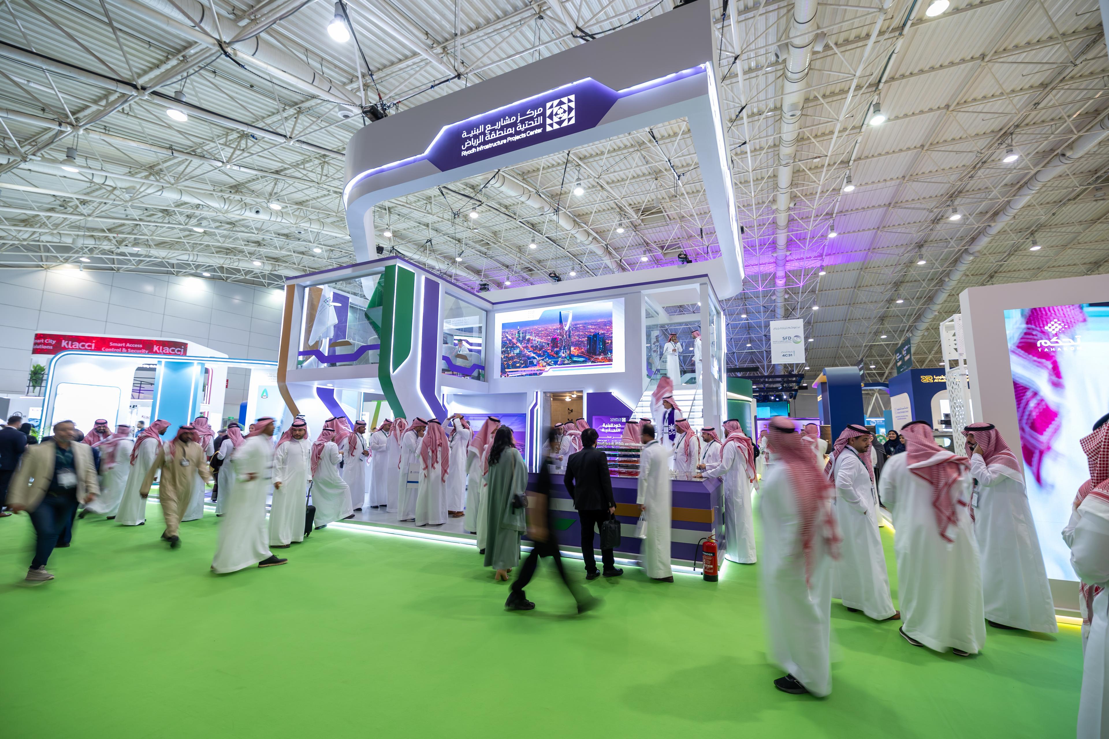 بحضور 7000 زائر.. اختتام أعمال اليوم الأول من المنتدى والمعرض العالمي للبنية التحتية بالرياض
